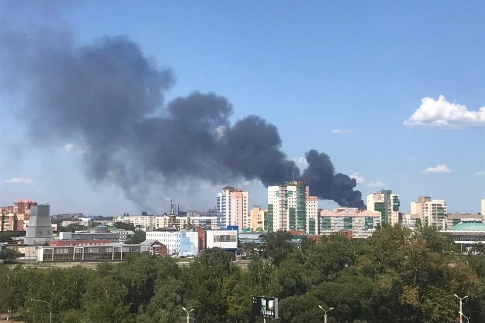 Над Челябинском поднимаются клубы дыма