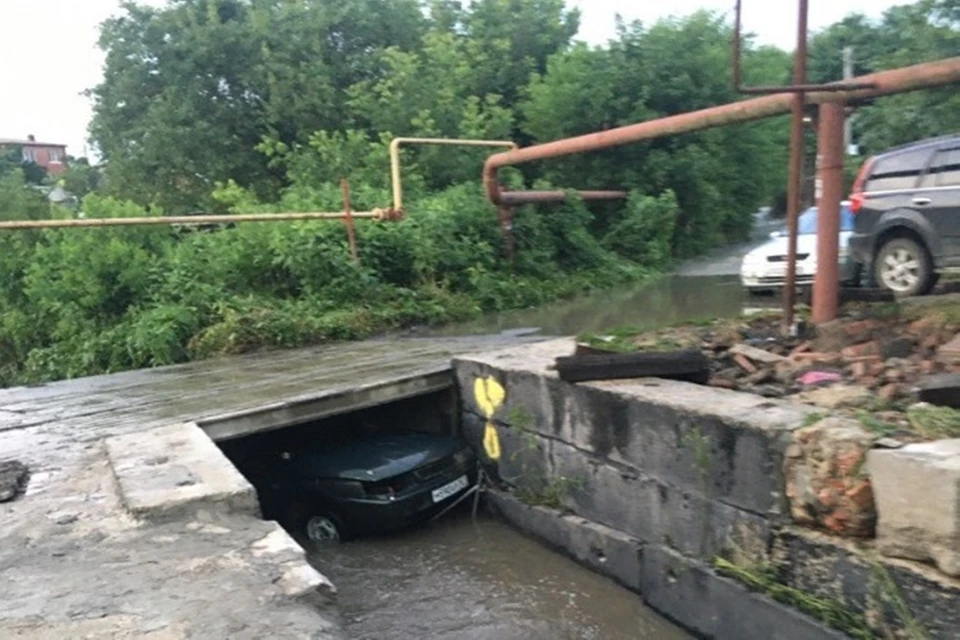 После ливня автомобиль обнаружили в канаве. Фото: соцсети.