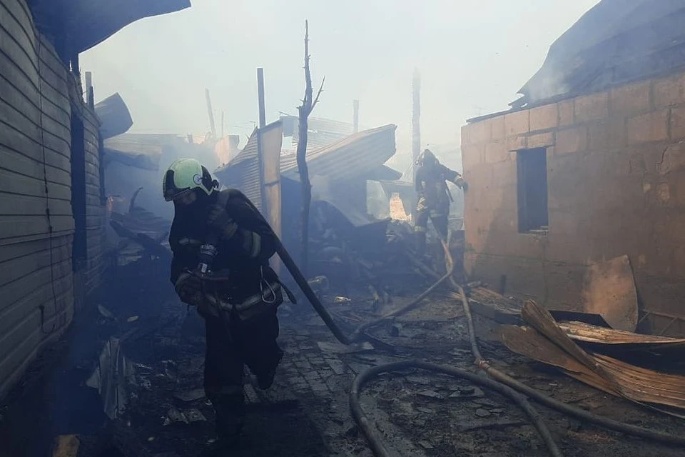 Серьезный пожар потушили в Барнауле.