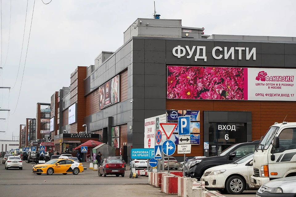 Больше 50 фур с армянскими номерами выгнали с рынка"Фуд Сити", не дали торговать. Фото: Антон Новодережкин/ТАСС