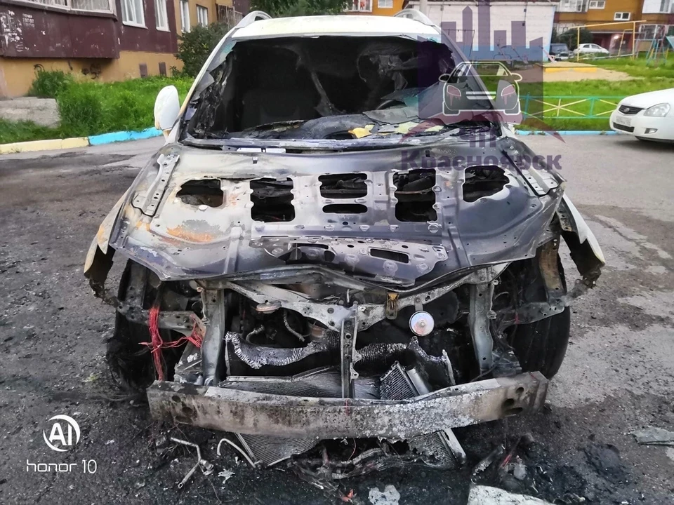 Lexus дотла сожгли на парковке в Красноярске. Фото, видео: ЧП - Красноярск.