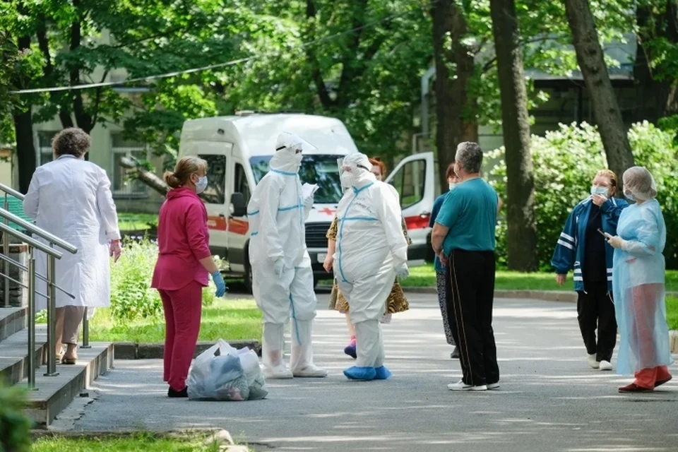 В Смольном отметили снижение числа госпитализаций горожан с коронавирусом.