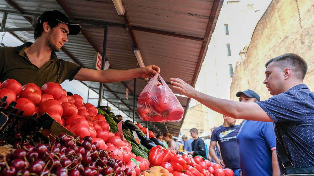 Черешня по 100 рублей, помидоры - по 20: как выгодно выбирать продукты на  Сенном рынке - KP.RU