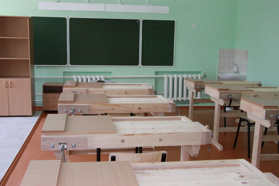 В школе.