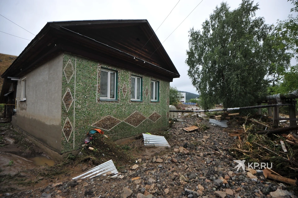 В Нижних Сергах, что в Свердловской области, после сильного ливня затопило полгорода.