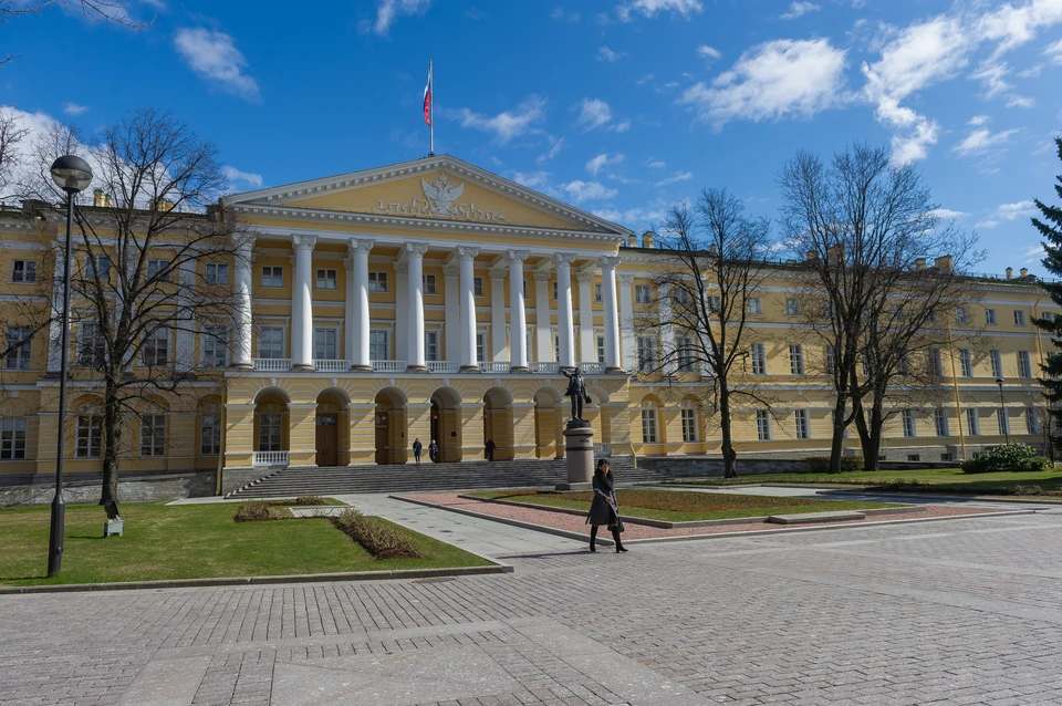 Губернатор предложил сократить часть чиновников Смольного.