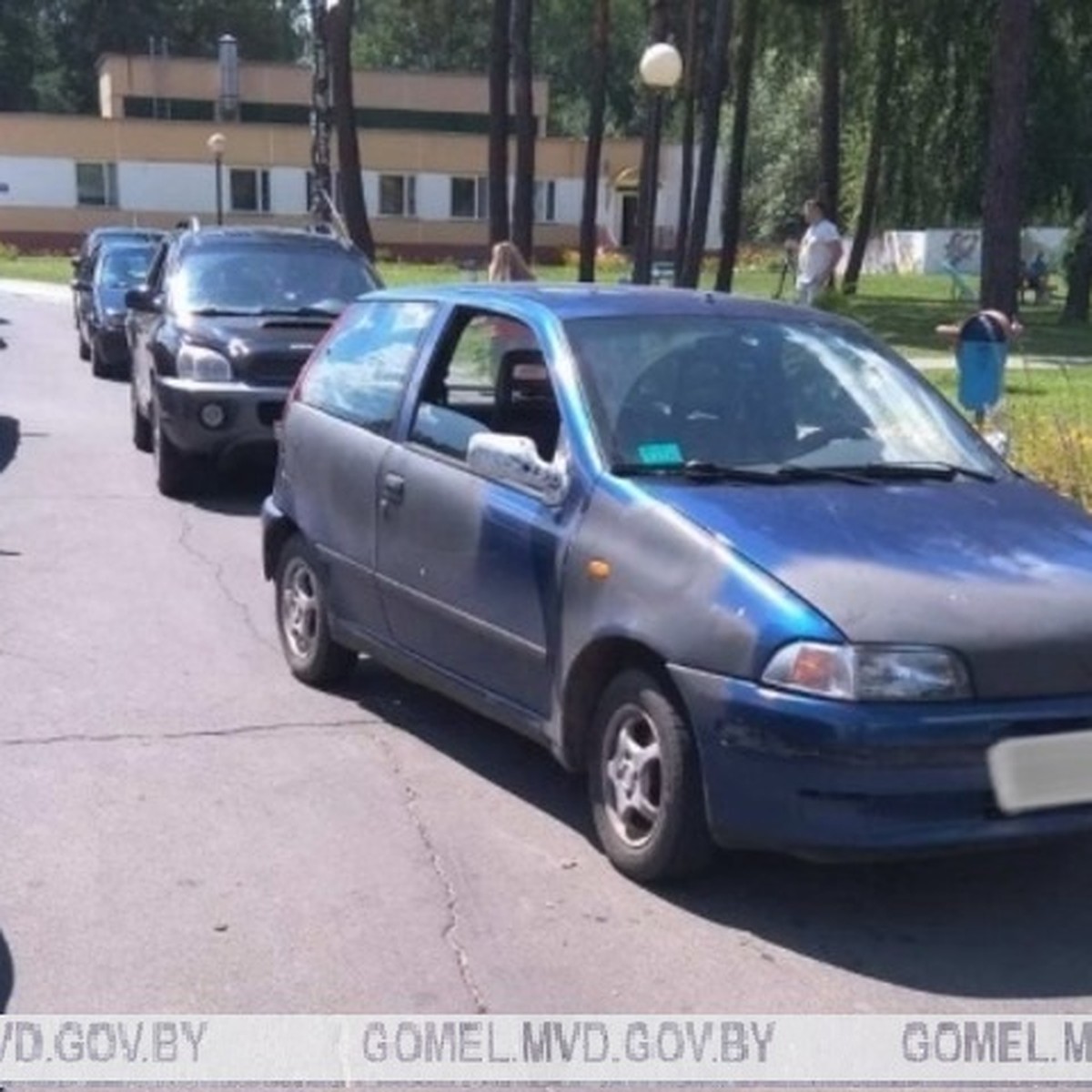 В Мозыре на территории детской городской больницы автомобиль сбил  двухлетнюю девочку - KP.RU