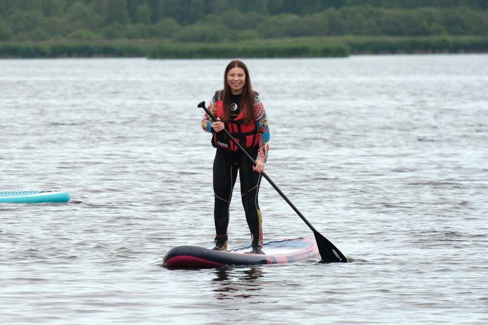 Как журналист «КП» впервые серфила по Лахтинскому разливу.