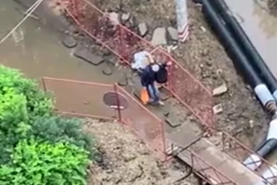 Ярославский двор напоминает полосу препятствий. ФОТО: скриншот с видео группа "Жесть Ярославль" ВКонтакте