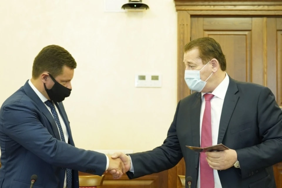 Церемония вручения документа. Фото: пресс-служба губернатора Ставрополья