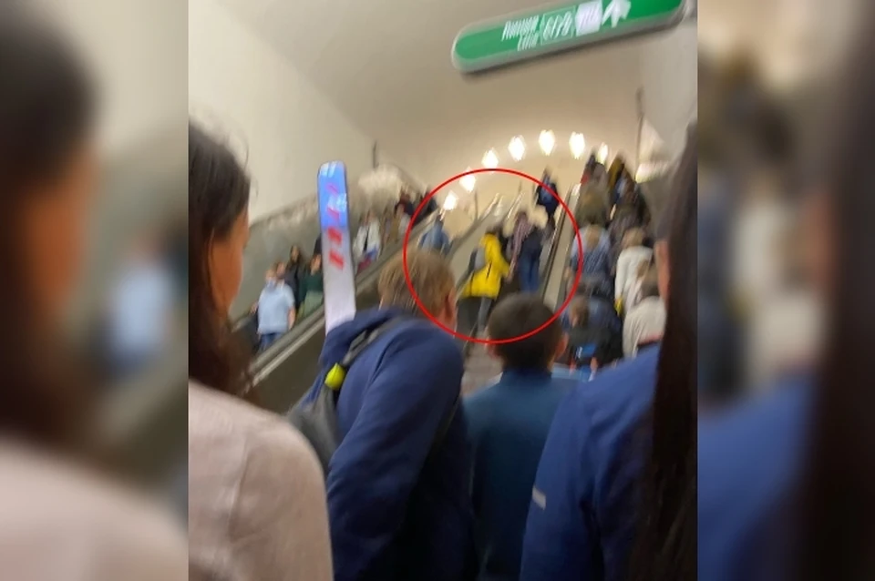 Пассажир петербургской подземки сообщил, что на "Маяковской" эскалатор зажевал ногу женщины. Фото: vk.com/spb_today