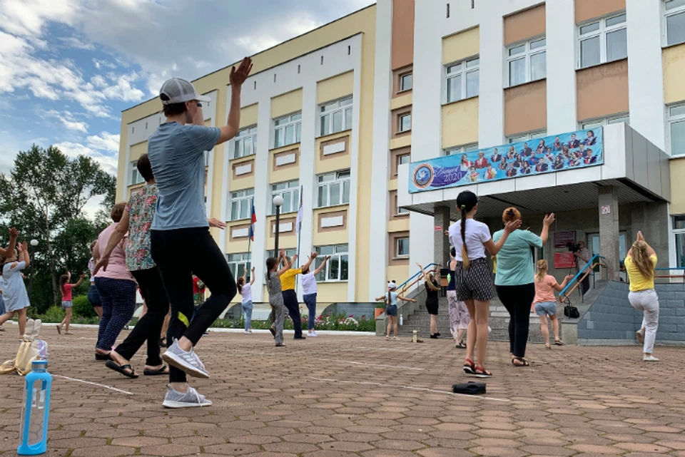 Жители ЕАО час танцевали на улице, несмотря на пандемию