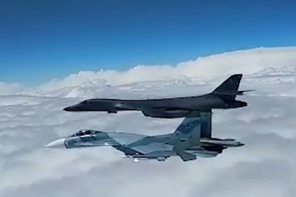 Истребитель Су-27 во время перехвата одного из двух стратегических бомбардировщиков США над Черным морем. Фото: Снимок с видео/Минобороны РФ/ТАСС