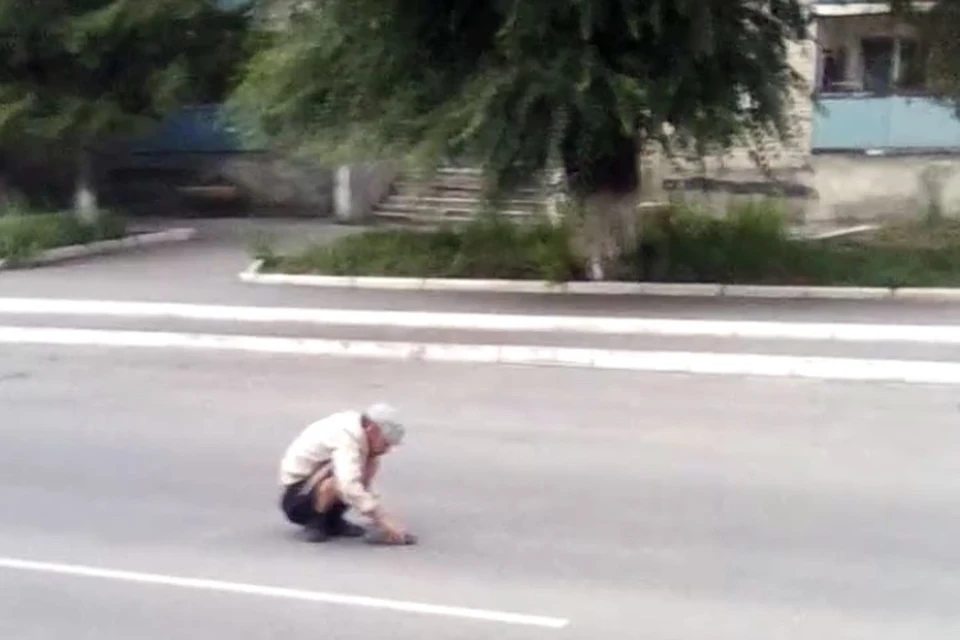 Сам мужчина не смог выбраться из ловушки. Фото: кадр из видео Александра Романова