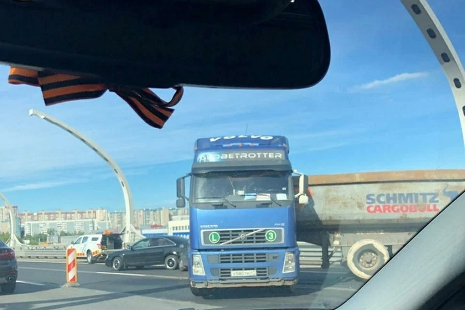 Большая пробка встала на ЗСД из-за ДТП с фурой