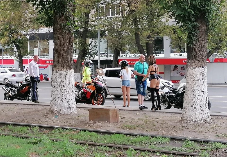 Девушки даже устроили эпатажные танцы на краю дороги
