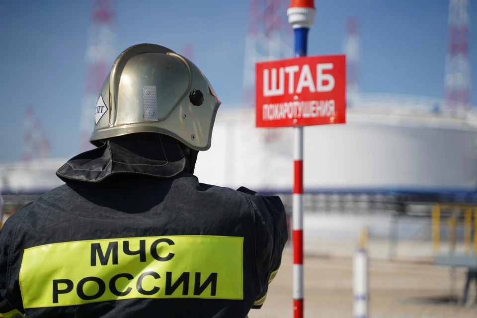 Сотрудники МЧС контролируют ситуацию