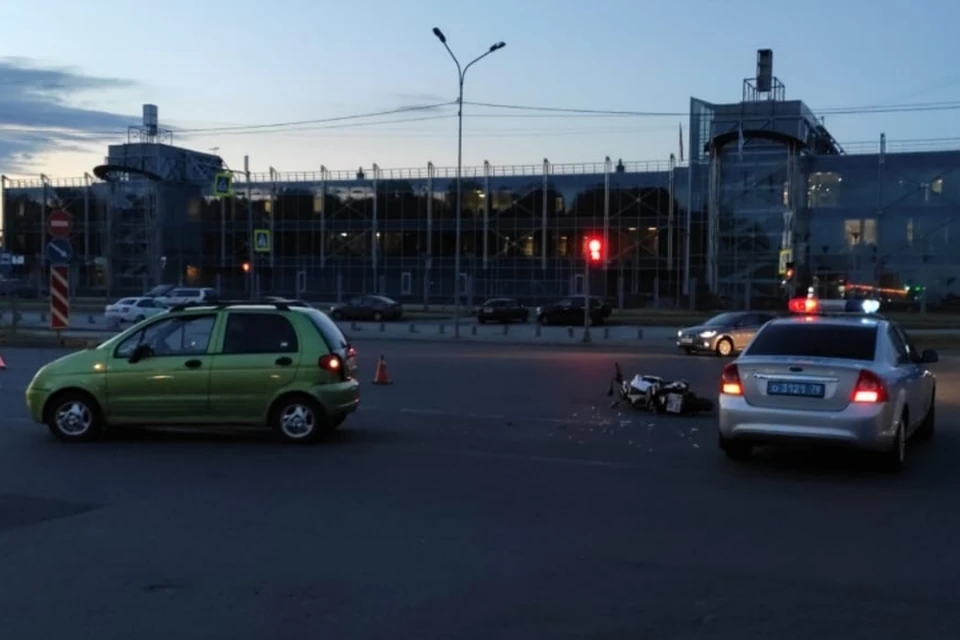 Мотоциклист разбился на перекрестке Софийской и Фучика, влетев в "Матиз". Фото: СОЦСЕТИ