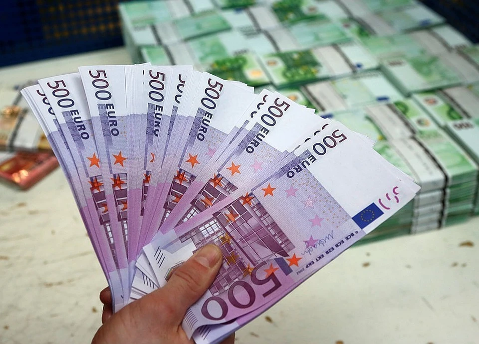 Курс евро превысил 85 рублей впервые со 2 апреля