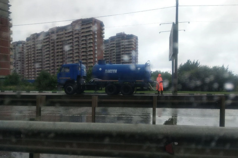 Водооткачивающая машина на улице Петра Метальникова