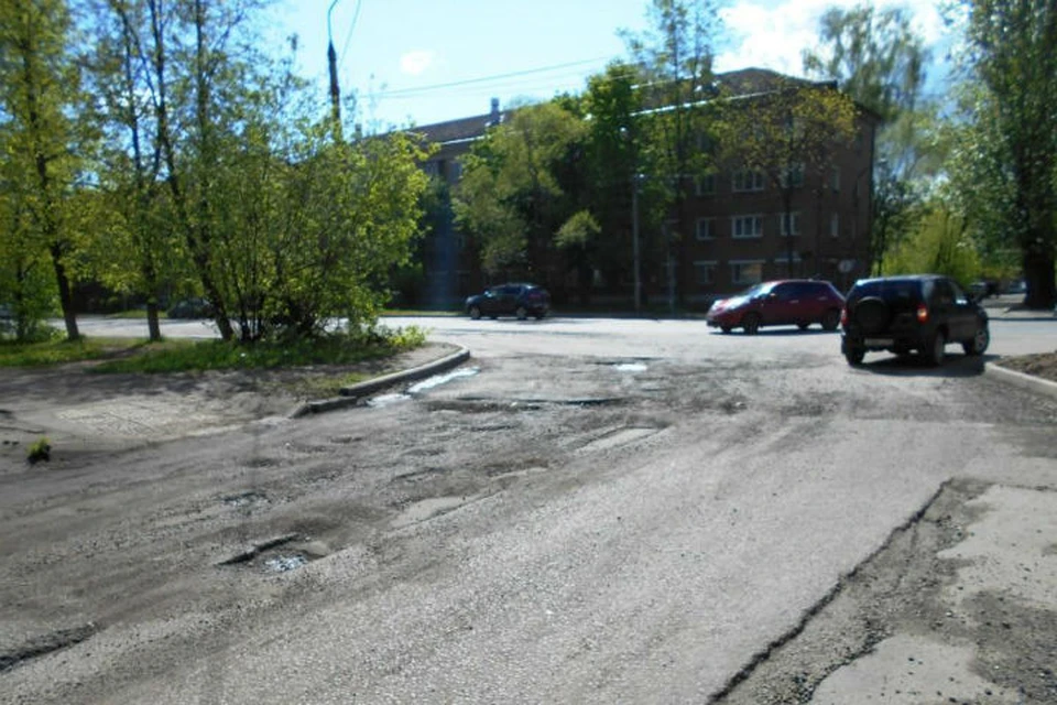 Дорога в ямах и выбоинах, разметки на асфальте нет