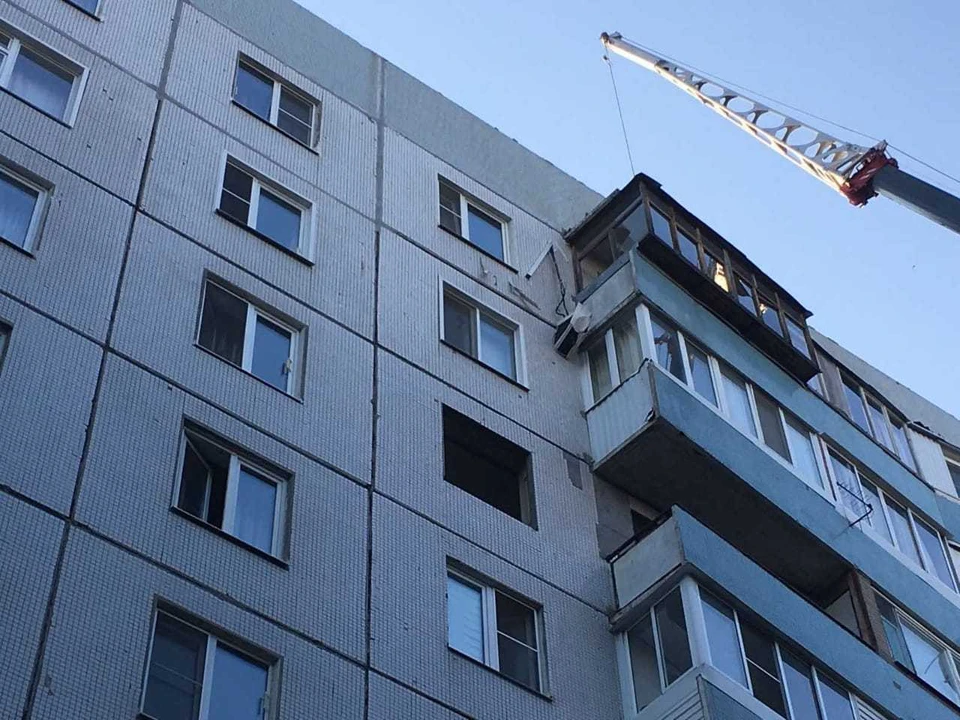 Бетонные блоки повредили балконы 6-9 этажей дома.