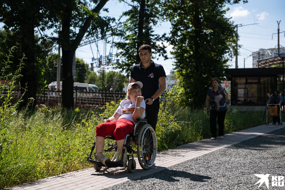 волонтеры помогли девушке в инвалидной коляске прогуляться по городу