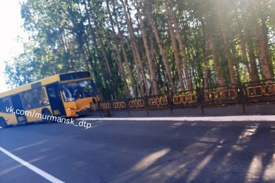 Автобус въехал в дорожное ограждение в Мурмашах. Фото: Мурманск ДТП ЧП
