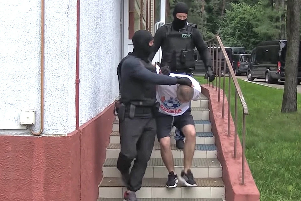 Оперативные кадры задержания группы россиян в белорусском отеле.
