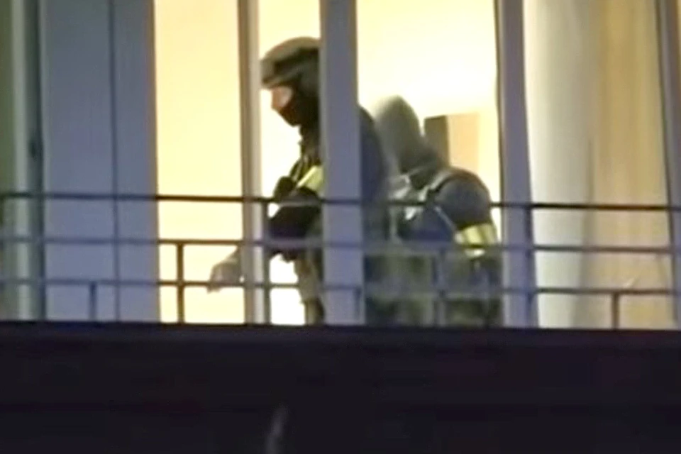 Момент задержания группы россиян в гостинице под Минском. Кадр из репортажа белорусского ТВ.