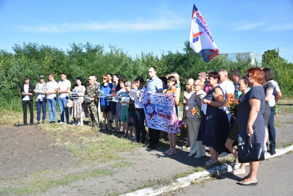 В Красном Луче почтили память земляков, погибших при авиаударе ВСУ. Фото: «Мир Луганщине»