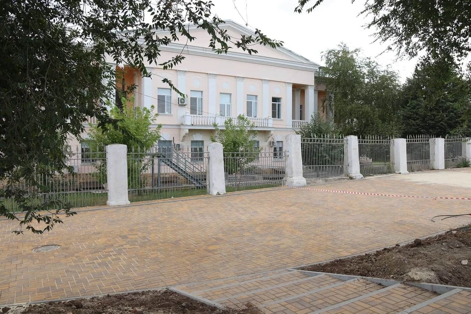 Площадку перед больницей уже не узнать. Фото: мэрия
