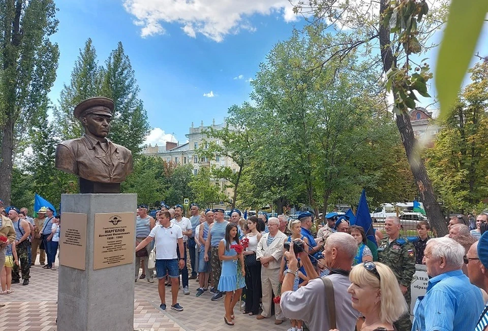 В парке с самого утра собралось несколько сотен человек.
