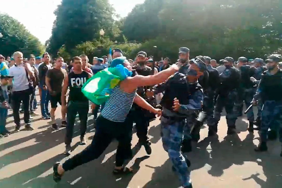 Момент драки между ОМОН и ВДВ в парке Горького попал на видео