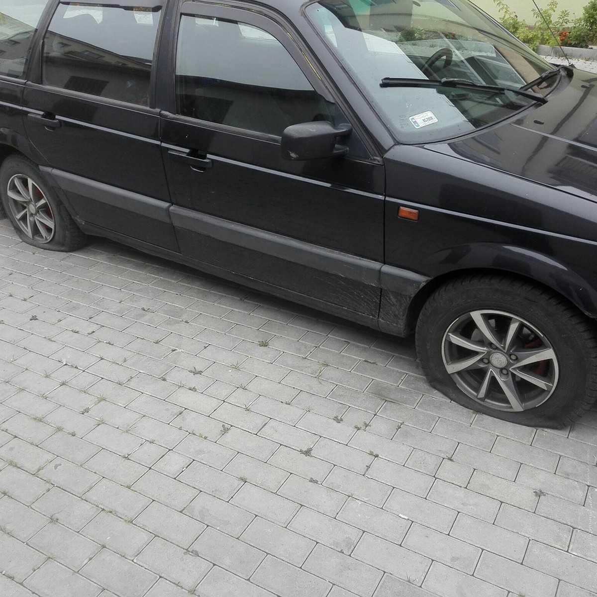 Автовладельцу порезали колеса во дворе на юге Волгограда