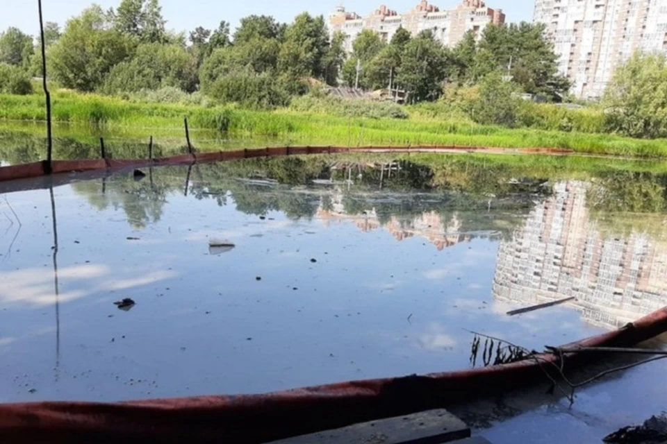 В Сургуте в реку Сайму во второй раз за месяц слили 200 литров топлива. Фото: администрация Сургута