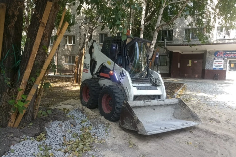 В Ленинском административном округе благоустраиваются пять дворовых территорий в рамках национального проекта «Комфортная городская среда» с привлечением финансирования из областного федерального бюджета.
