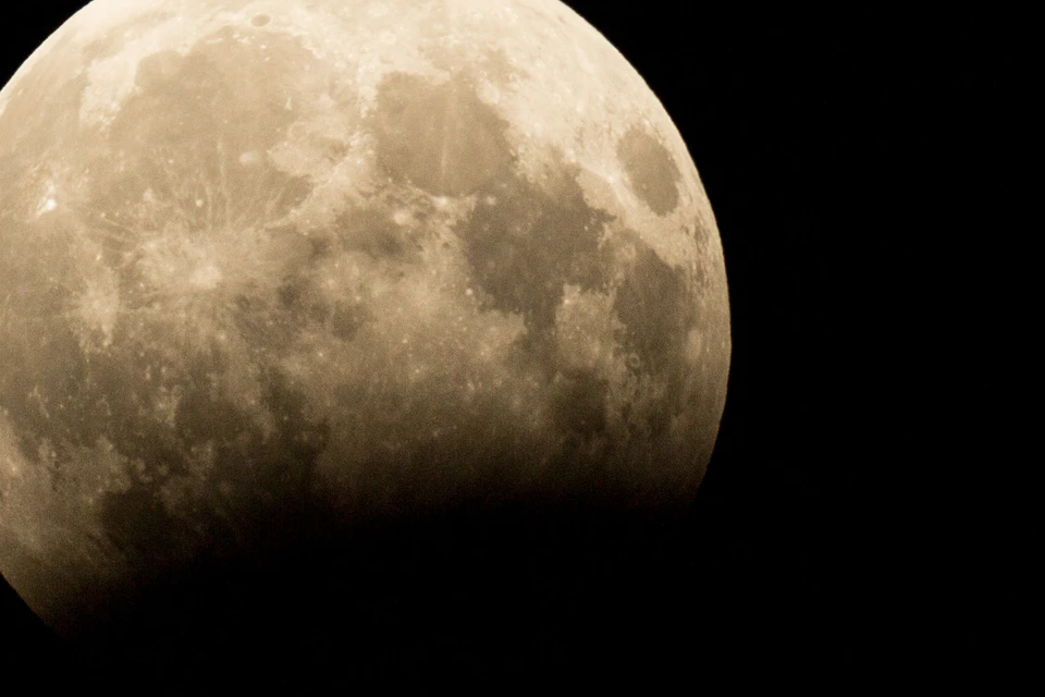 Грядущее полнолуние обещает стать особенным, как и весь этот год, - «осетровая луна» ночью будет необычайно яркой и большой.