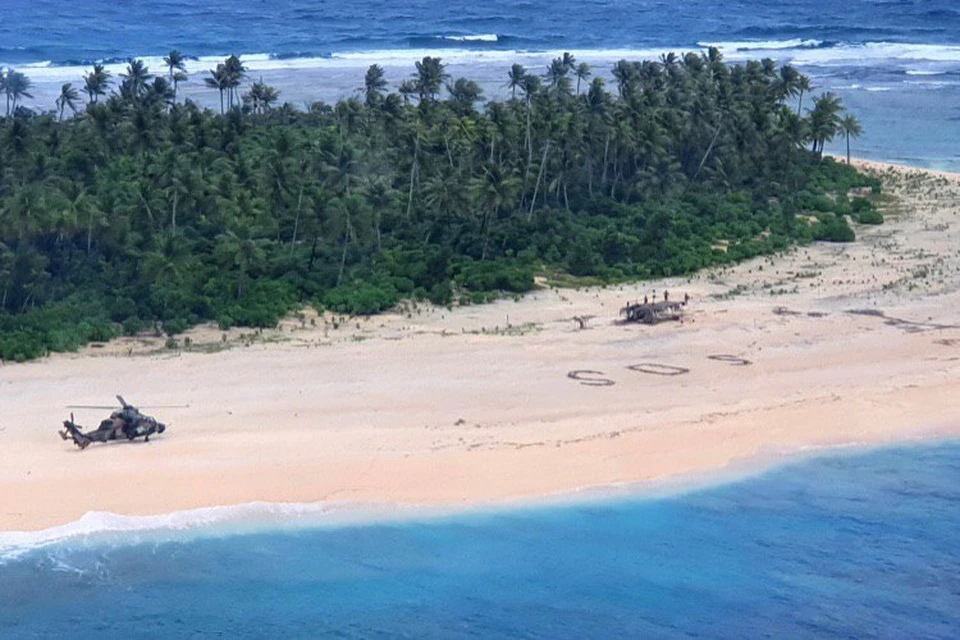 Троих моряков нашли на необитаемом острове в Тихом океане благодаря надписи SOS на песке. Фото: Australian Defence Force