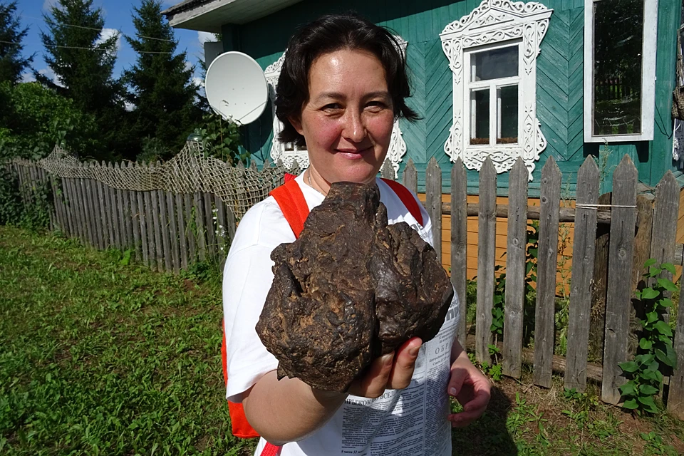 Наш корреспондент с оплавленным метеоритом в руках