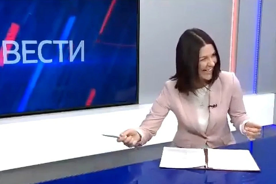 Кадр из неудачного дубля, на котором Александра Новикова смеется после новости об индексации льгот