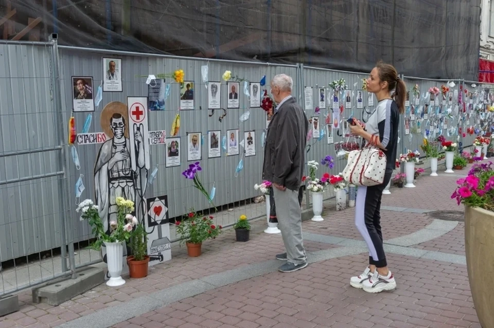 Петербуржцы почтили память погибших от коронавируса медработников.