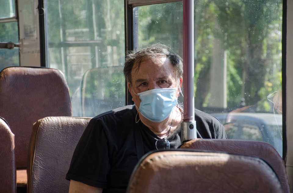 Пенсионеров просят еще пару недель посидеть дома.