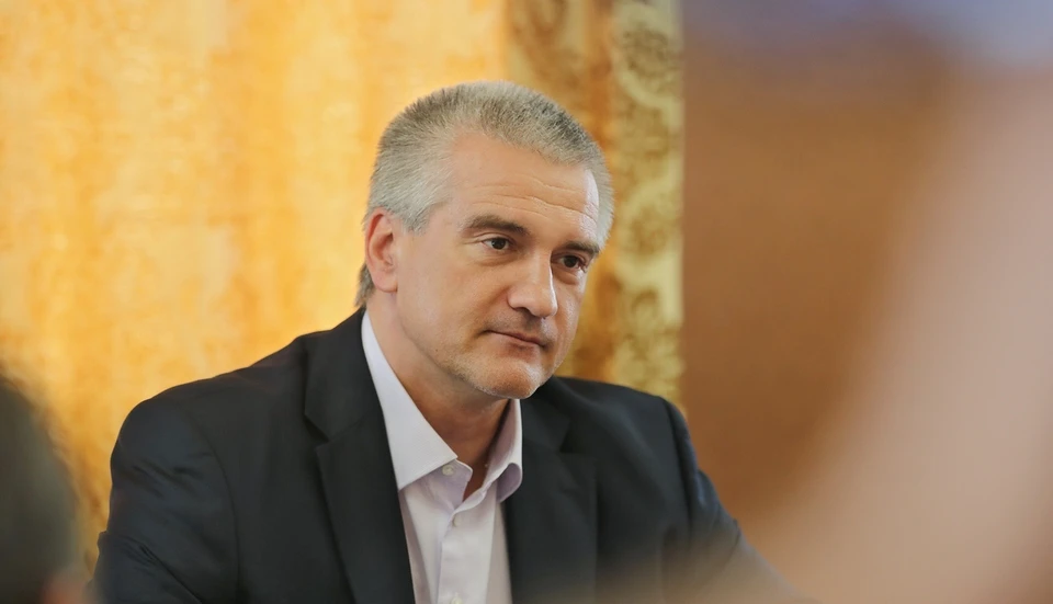 Сергей Аксенов продлил запрет на работу хостелов и различных секций и кружков. Фото: Сергей Аксенов / ВКонтакте.