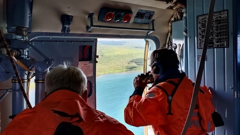 Вертолет спасательной авиации облетел площадь более 300 квадратных километров акватории Татарского пролива