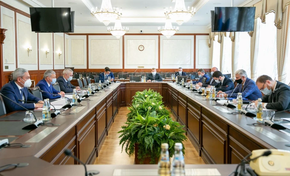 Глава РСО - А и руководитель Минтранса РФ обсудили развитие дорожной отрасли в Северной Осетии.