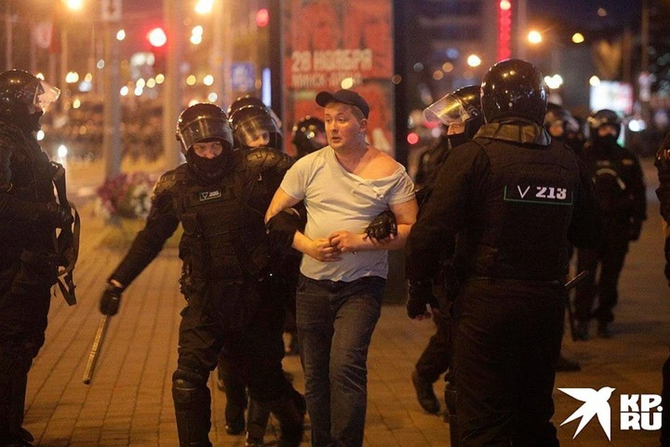 Милиция в Минске задерживает прохожих.