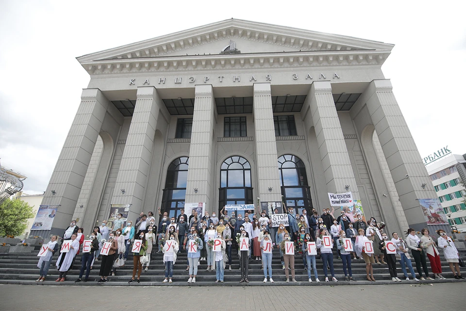 Артисты и сотрудники филармонии поддержали акции солидарности в городах Беларуси.