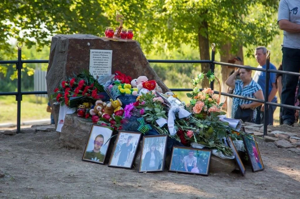 В Зугрэсе почтили память жертв авианалета ВСУ летом 2014 года. Фото: dnr-pravda.ru