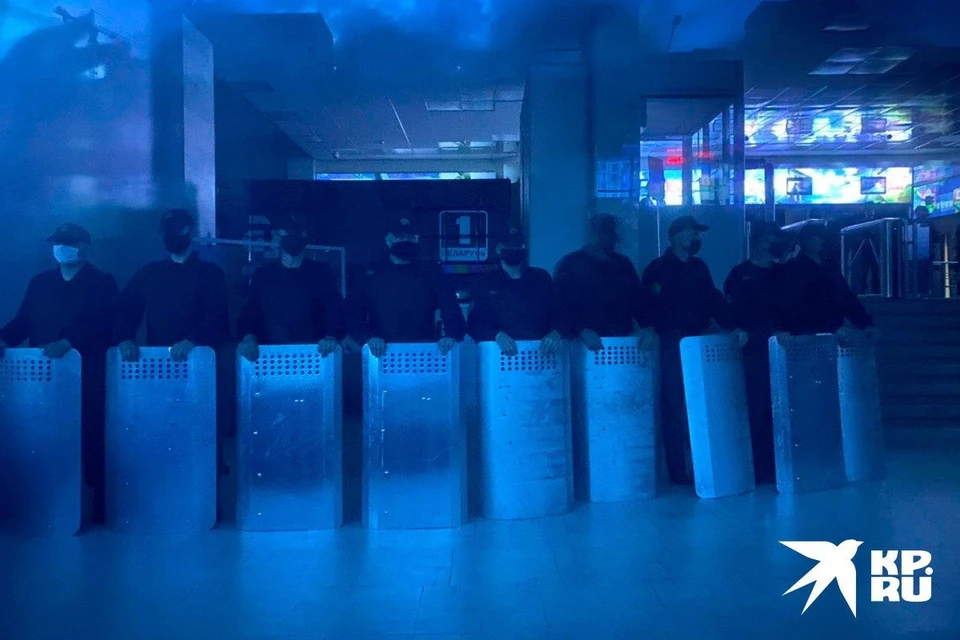 В фойе офиса Белтелерадиокомпании обосновались бойцы ОМОНа